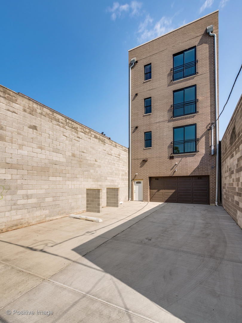 2309 W Belmont Avenue 1