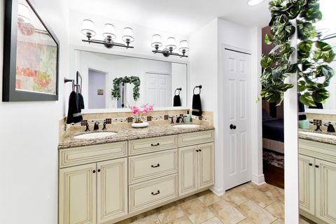 Tiny photo for 1605 Crowfoot Circle S, Hoffman Estates, IL 60169 (MLS # 12677065)