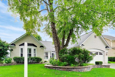 Tiny photo for 1605 Crowfoot Circle S, Hoffman Estates, IL 60169 (MLS # 12677065)
