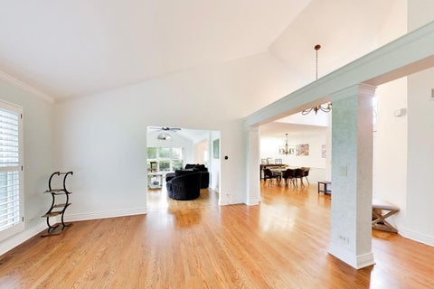 Tiny photo for 1605 Crowfoot Circle S, Hoffman Estates, IL 60169 (MLS # 12677065)