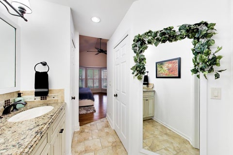 Tiny photo for 1605 Crowfoot Circle S, Hoffman Estates, IL 60169 (MLS # 12677065)