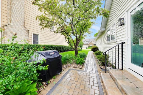 Tiny photo for 1605 Crowfoot Circle S, Hoffman Estates, IL 60169 (MLS # 12677065)