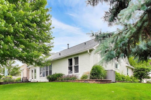 Tiny photo for 1605 Crowfoot Circle S, Hoffman Estates, IL 60169 (MLS # 12677065)