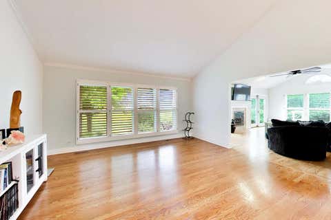Tiny photo for 1605 Crowfoot Circle S, Hoffman Estates, IL 60169 (MLS # 12677065)