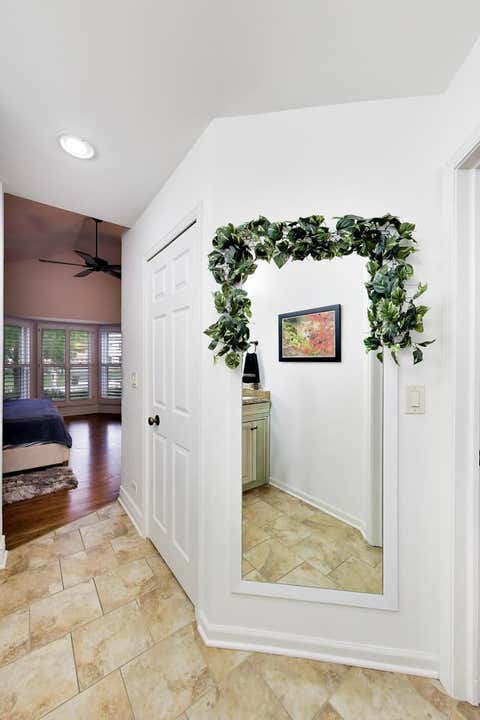 Tiny photo for 1605 Crowfoot Circle S, Hoffman Estates, IL 60169 (MLS # 12677065)