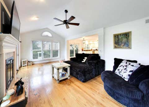 Tiny photo for 1605 Crowfoot Circle, Hoffman Estates, IL 60169 (MLS # 12677065)