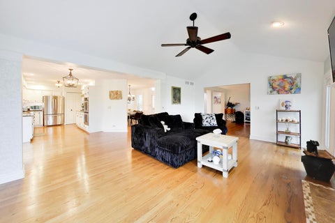 Tiny photo for 1605 Crowfoot Circle S, Hoffman Estates, IL 60169 (MLS # 12677065)