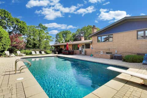 Tiny photo for 1500 W Blackhawk Drive, Mount Prospect, IL 60056 (MLS # 12680337)
