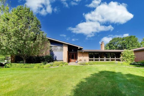 Photo of 1500 W Blackhawk Drive, Mount Prospect, IL 60056 (MLS # 12680337)