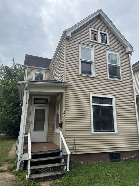 Photo of 1302 W Butler Street, Peoria, IL 61605 (MLS # 12467875)