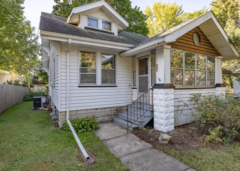 Tiny photo for 1402 28th Avenue, Moline, IL 61265 (MLS # 12779943)