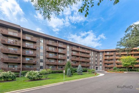 Photo of 120 Lakeview Drive #318, Bloomingdale, IL 60108 (MLS # 12444280)