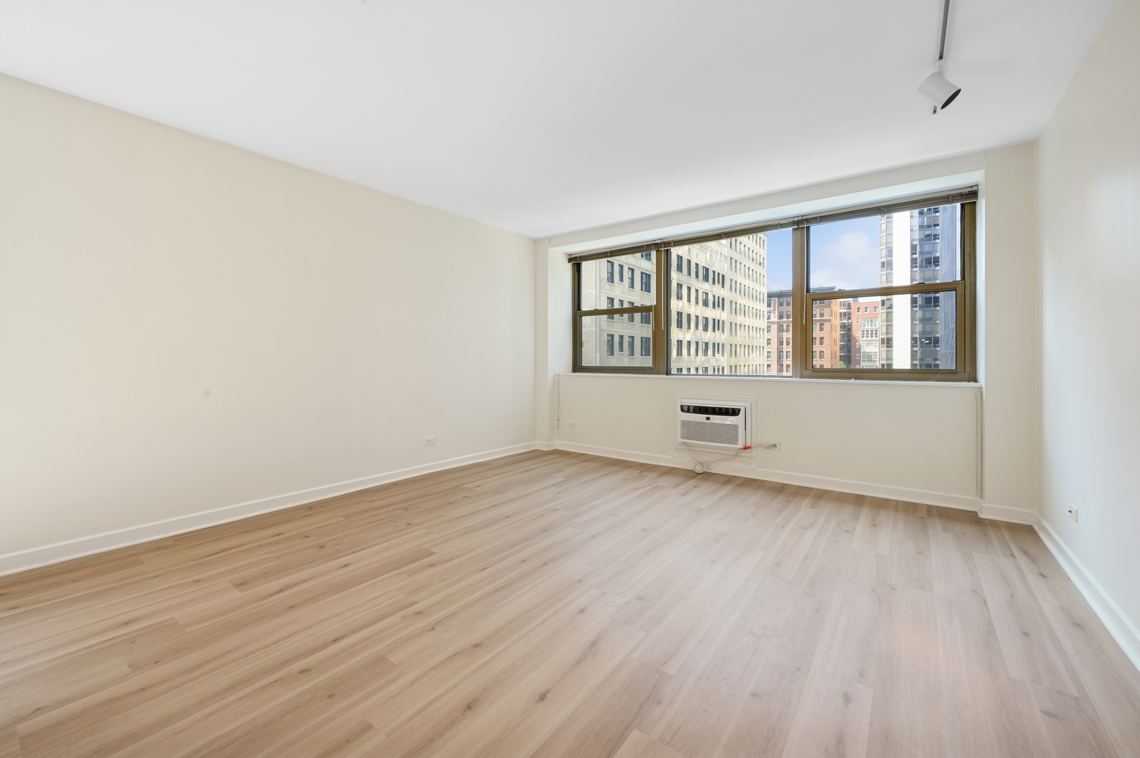 253 E Delaware Place 7G