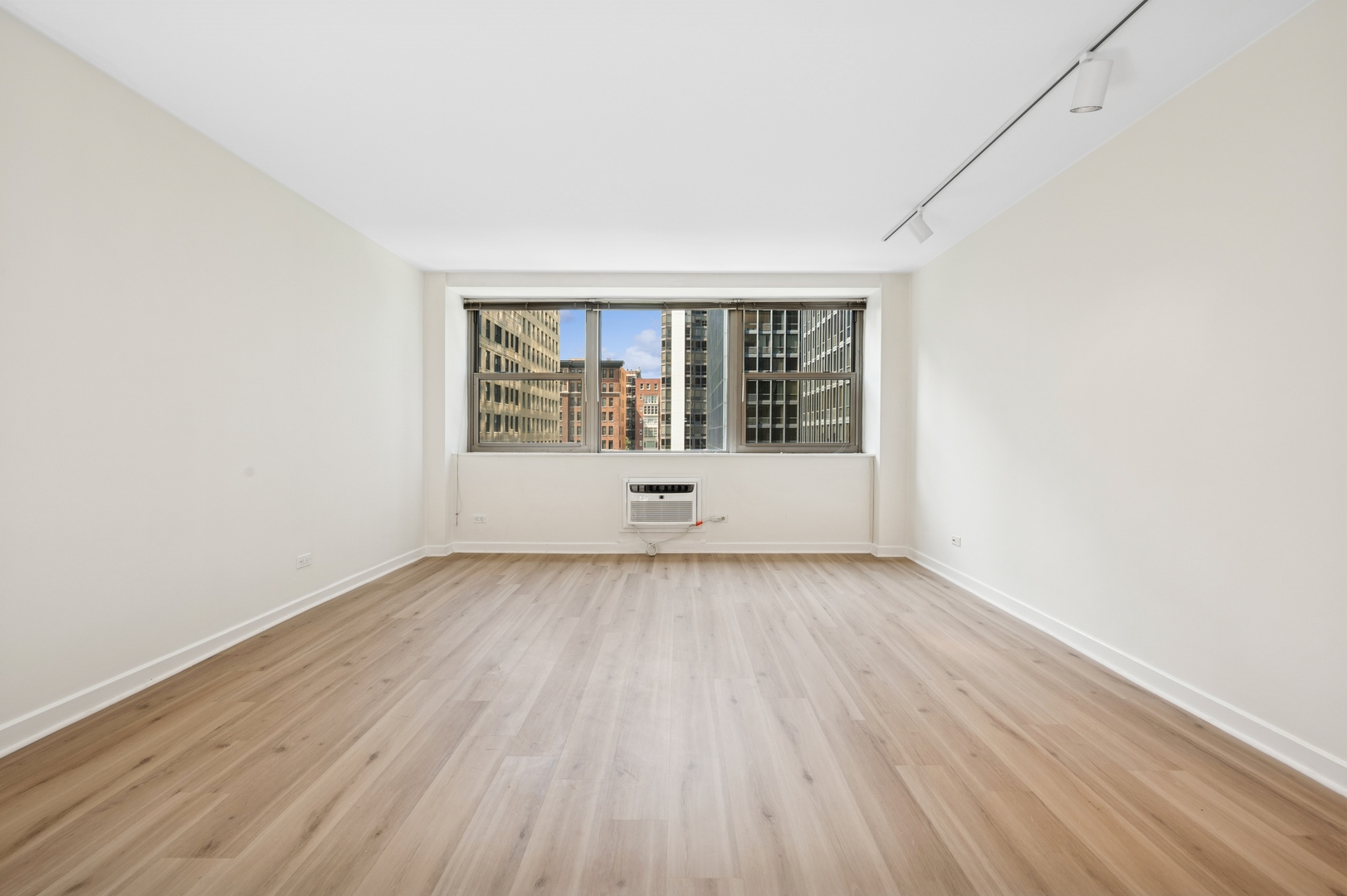 253 E Delaware Place 7G