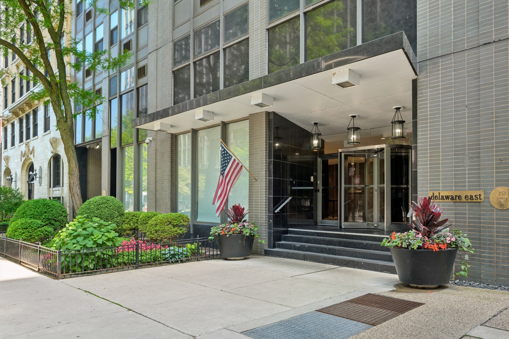 253 E Delaware Place 7G