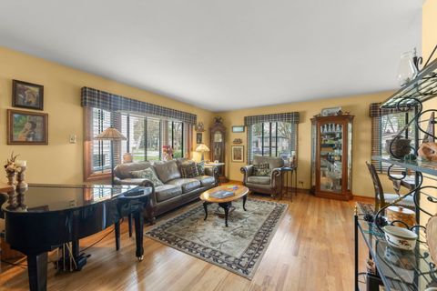 Tiny photo for 256 S Ellyn Avenue, Glen Ellyn, IL 60137 (MLS # 12613502)
