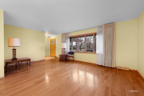 Tiny photo for 910 S Robert Drive, Mount Prospect, IL 60056 (MLS # 12589072)