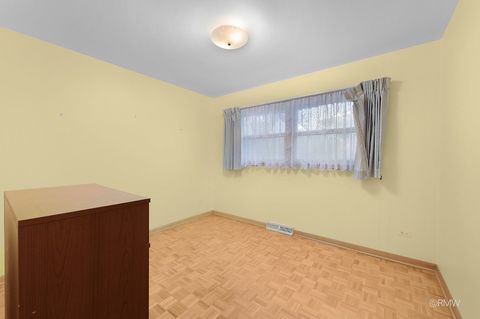 Tiny photo for 910 S Robert Drive, Mount Prospect, IL 60056 (MLS # 12589072)