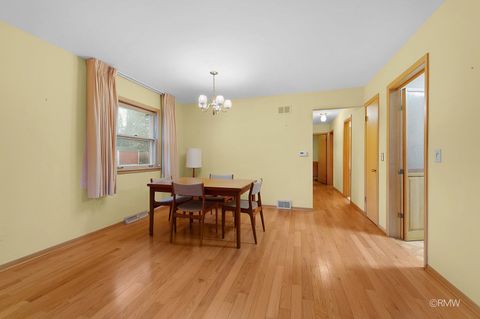 Tiny photo for 910 S Robert Drive, Mount Prospect, IL 60056 (MLS # 12589072)