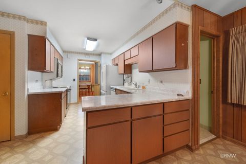 Tiny photo for 910 S Robert Drive, Mount Prospect, IL 60056 (MLS # 12589072)