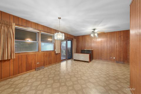 Tiny photo for 910 S Robert Drive, Mount Prospect, IL 60056 (MLS # 12589072)