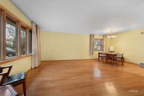 Tiny photo for 910 S Robert Drive, Mount Prospect, IL 60056 (MLS # 12589072)