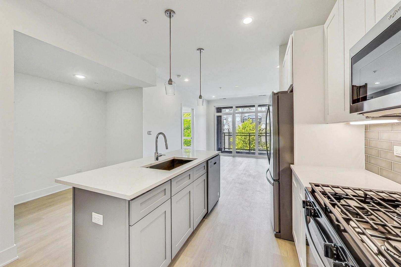 3355 N Southport Avenue 2F