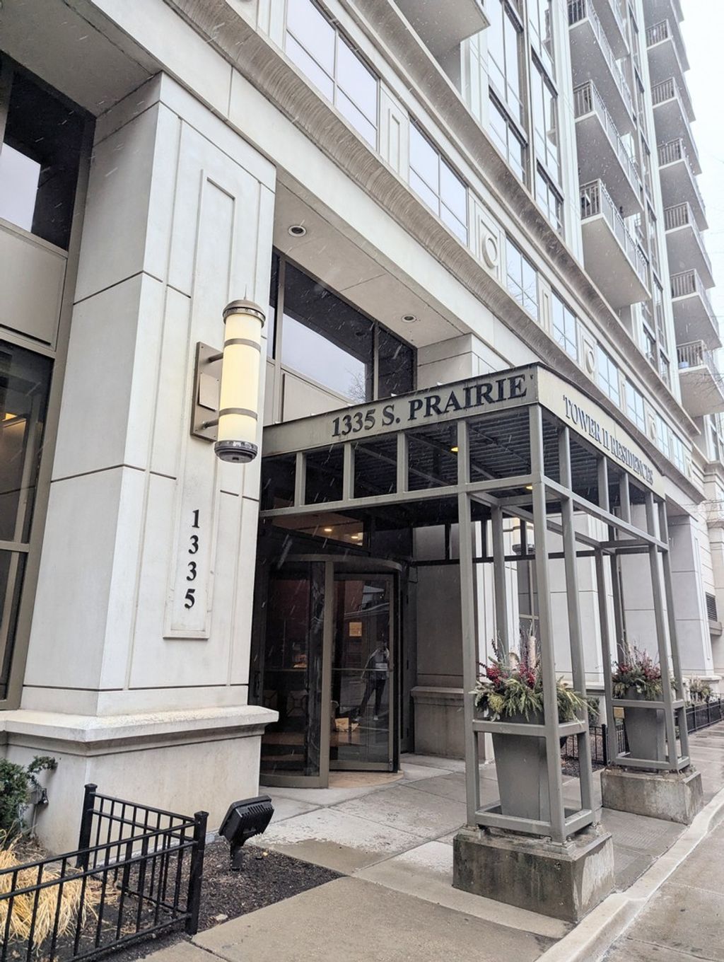 Photo for 1335 S Prairie Avenue #1609, Chicago, IL 60605 (MLS # 12463340)