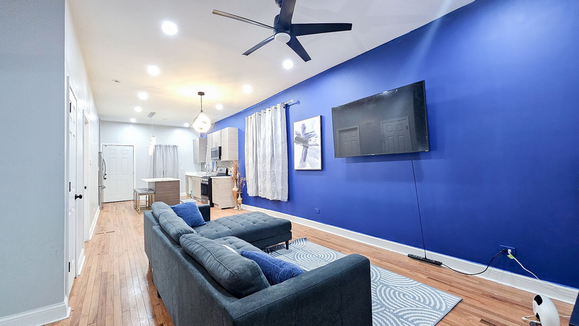 907 N Leamington Avenue