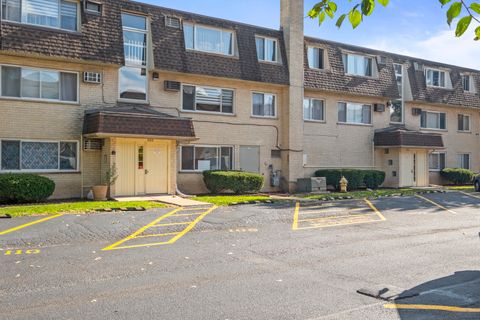 Photo of 8808 Briar Court #2A, Des Plaines, IL 60016 (MLS # 12512325)