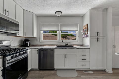 Tiny photo for 5710 N Fillmore Street, Davenport, IA 52806 (MLS # 12738981)