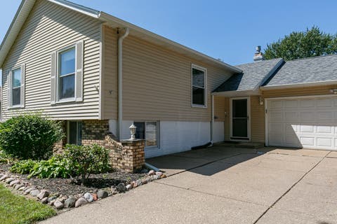 Tiny photo for 5710 N Fillmore Street, Davenport, IA 52806 (MLS # 12738981)