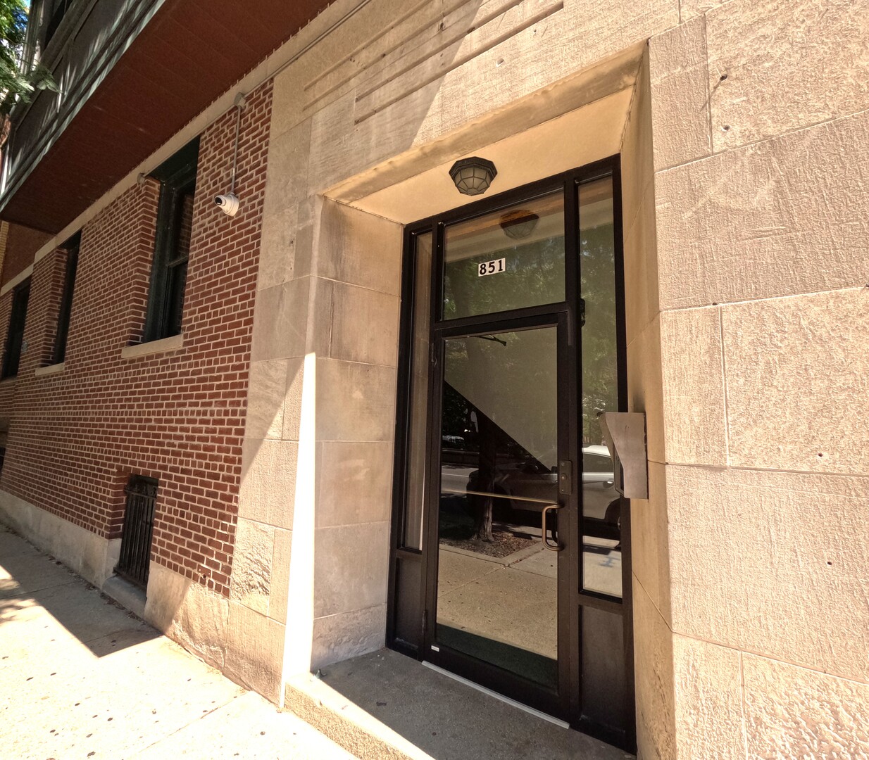 851 N LaSalle Boulevard 1S