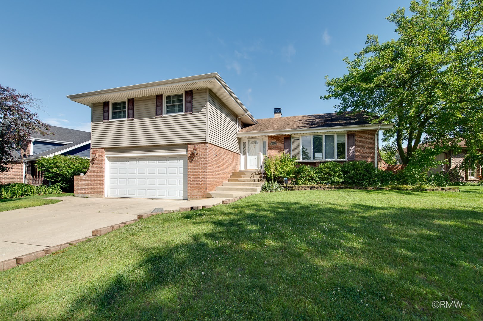 1233 N Hickory Trail