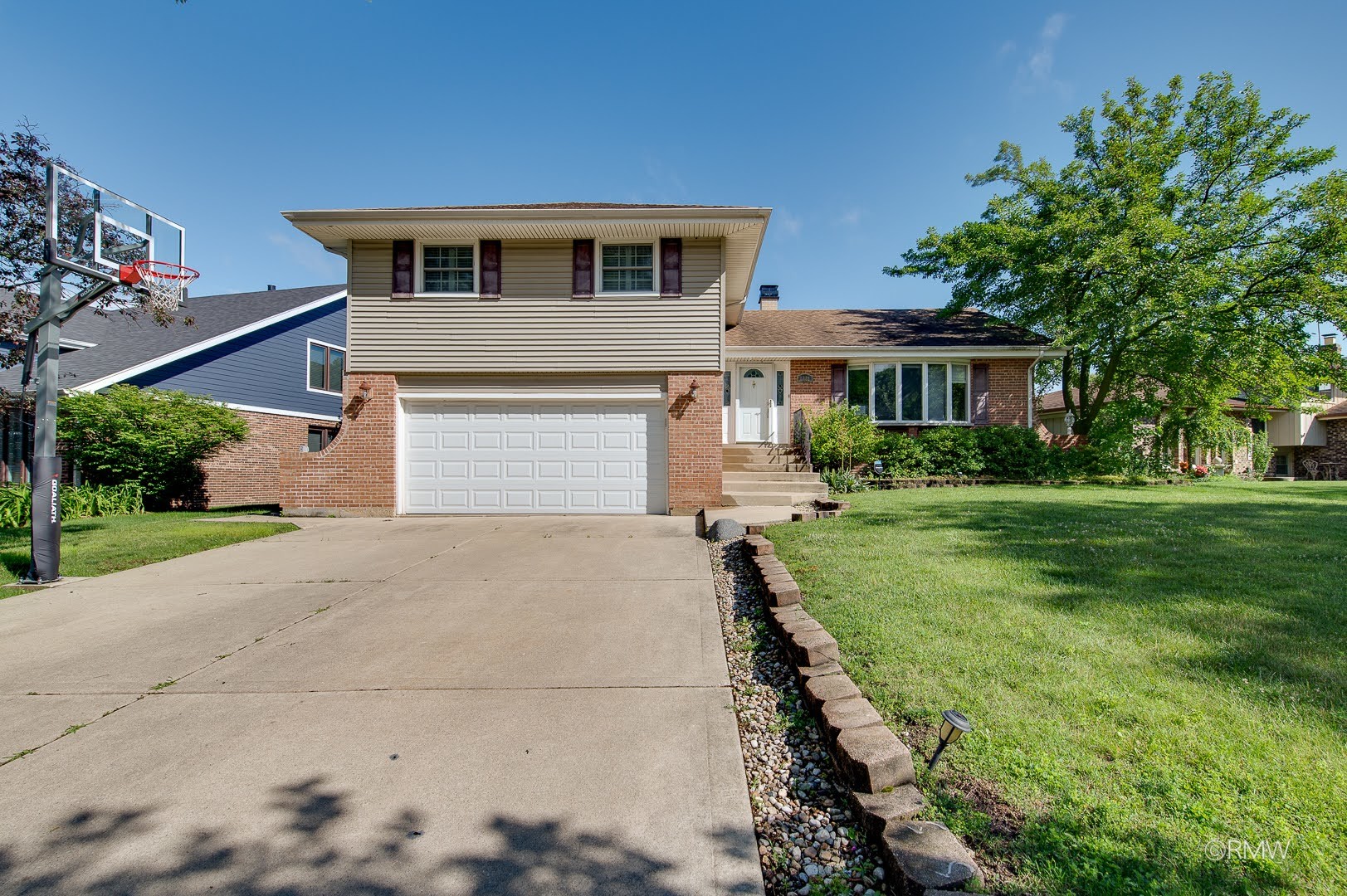 1233 N Hickory Trail