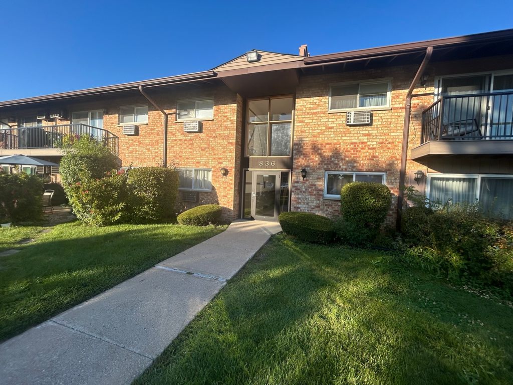 Photo for 836 E Old Willow Road #212, Prospect Heights, IL 60070 (MLS # 12471867)