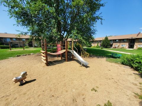 Tiny photo for 836 E Old Willow Road #212, Prospect Heights, IL 60070 (MLS # 12471867)