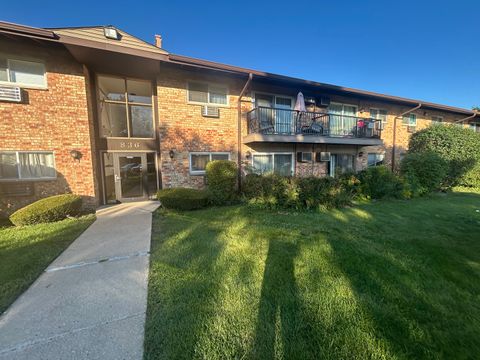 Tiny photo for 836 E Old Willow Road #212, Prospect Heights, IL 60070 (MLS # 12471867)