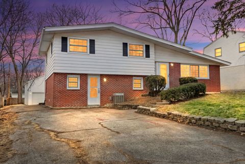 Tiny photo for 657 Lomond Drive, Mundelein, IL 60060 (MLS # 12584309)