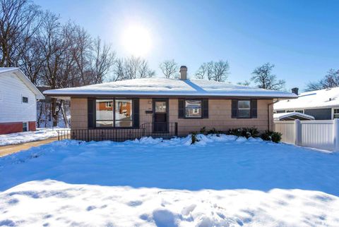 Photo of 809 CIMARRON Drive, Davenport, IA 52804 (MLS # QC4269855)