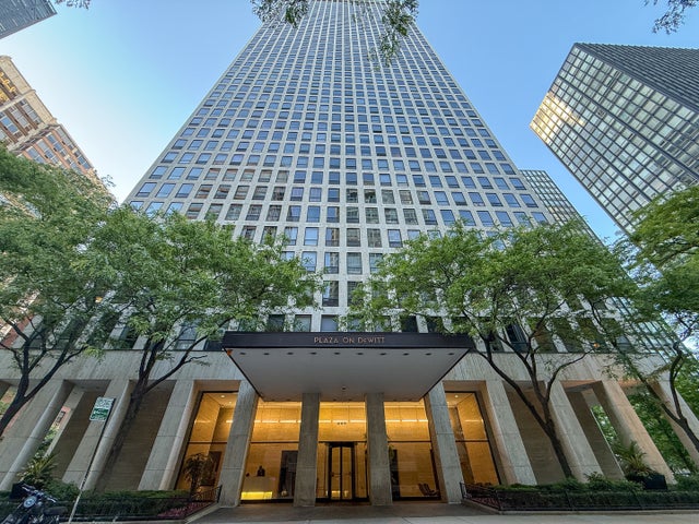 260 E Chestnut Street 2904