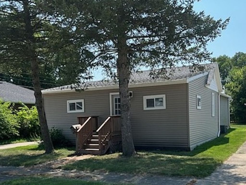 Photo for 915 W Superior Street, Ottawa, IL 61350 (MLS # 12442204)