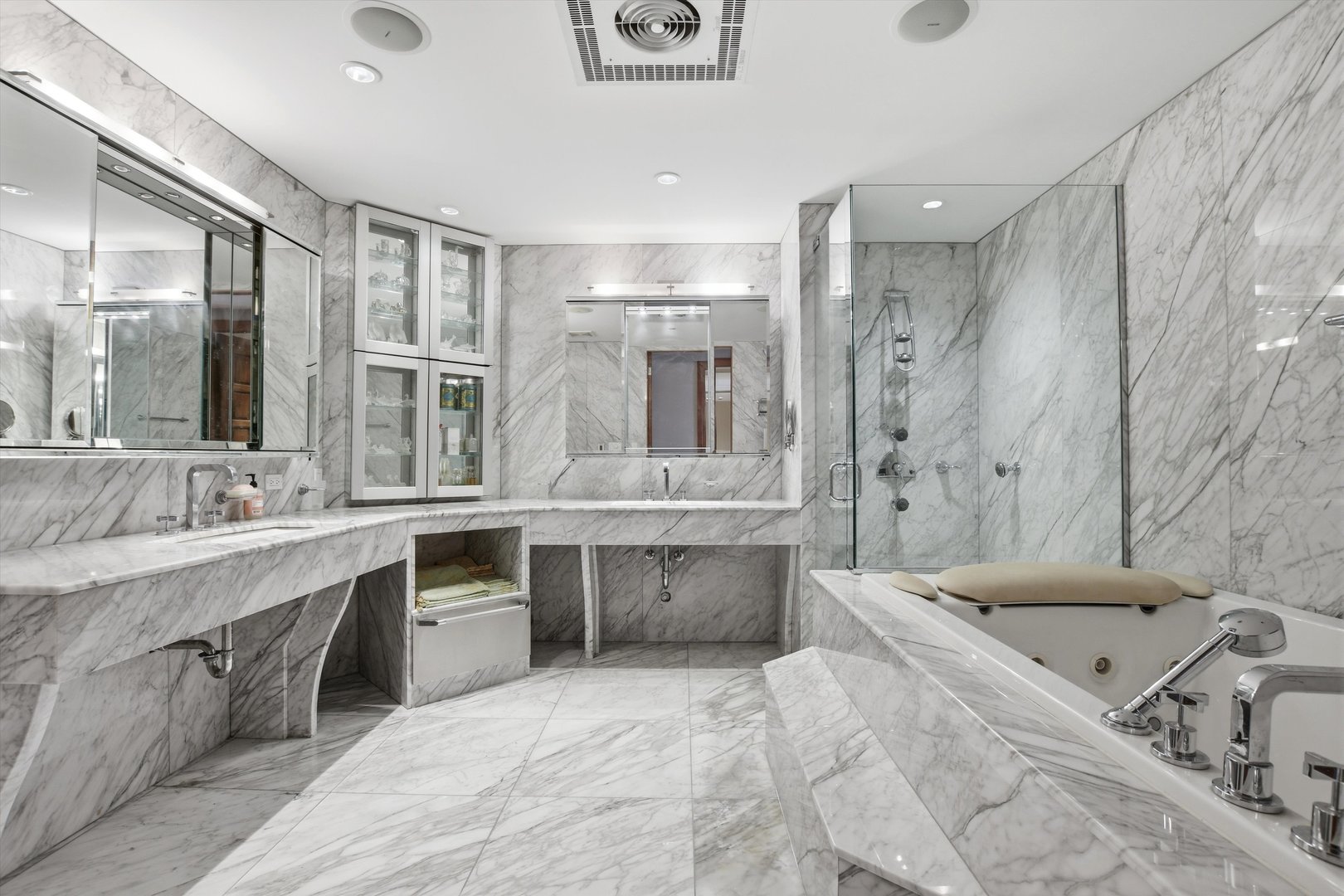 Chicago, Illinois, 60611, United States, 3 Bedrooms Bedrooms, ,4 BathroomsBathrooms,Residential,Active,2021654