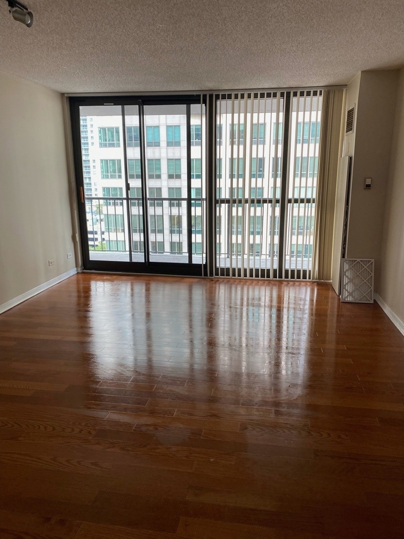 10 E ONTARIO Street 1110