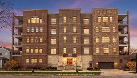 Tiny photo for 4929 FOREST Avenue #2E, Downers Grove, IL 60515 (MLS # 12518379)