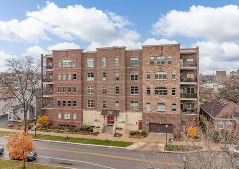Tiny photo for 4929 FOREST Avenue #2E, Downers Grove, IL 60515 (MLS # 12518379)