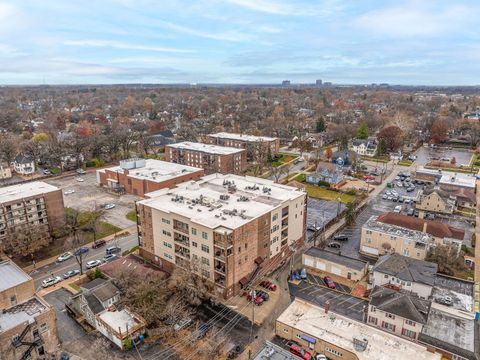 Tiny photo for 4929 FOREST Avenue #2E, Downers Grove, IL 60515 (MLS # 12518379)