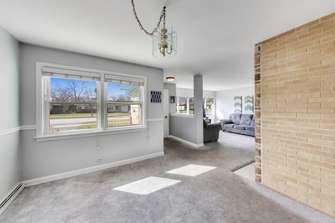 Tiny photo for 915 S Na Wa Ta Avenue, Mount Prospect, IL 60056 (MLS # 12595970)
