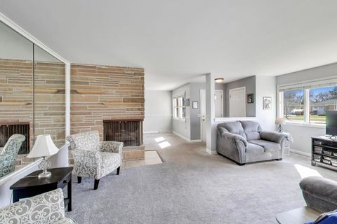 Tiny photo for 915 S Na Wa Ta Avenue, Mount Prospect, IL 60056 (MLS # 12595970)