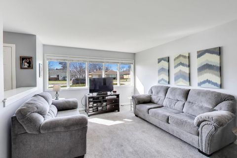 Tiny photo for 915 S Na Wa Ta Avenue, Mount Prospect, IL 60056 (MLS # 12595970)